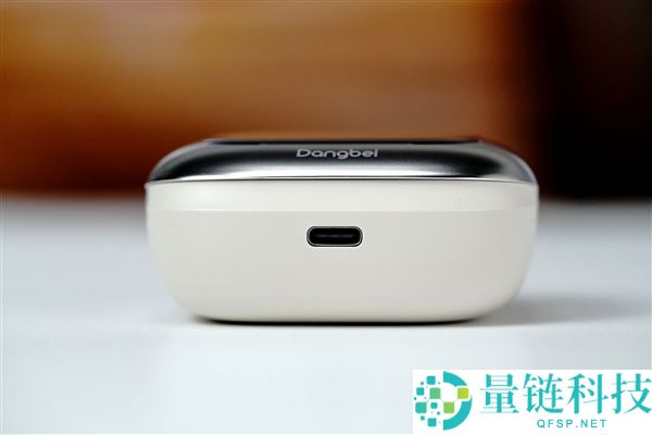 当贝Air 1S耳机图赏：耳机盒与妙控屏完美结合