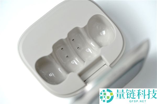 当贝Air 1S耳机图赏：耳机盒与妙控屏完美结合