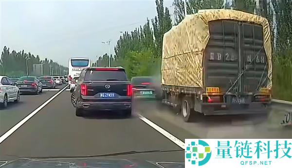 特斯拉Model 3高速堵车压实线变道应急车道 遭大货车迎头撞击