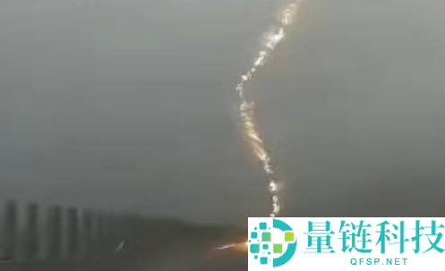 车辆遭遇闪电强光一闪整车断电，车内人员安全无恙