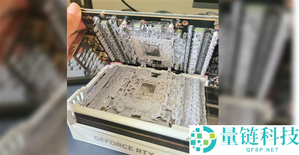 RTX 5090使用一年后拆解：导热凝胶严重溢出，PCB满目疮痍