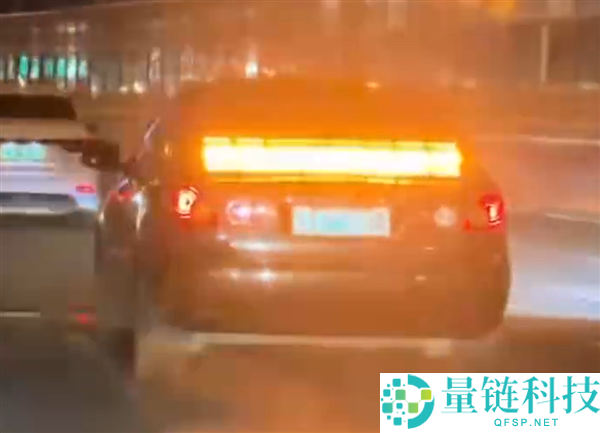 轿车后挡风强光频闪灯改装：观看两秒眼睛刺痛的体验