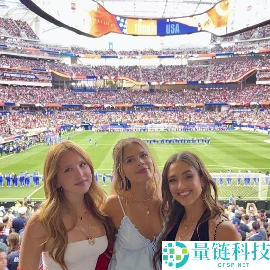 45岁杰西卡·阿尔芭现场观看美国队世界杯，宛如少女般青春活力