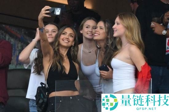 45岁杰西卡·阿尔芭现场观看美国队世界杯，宛如少女般青春活力