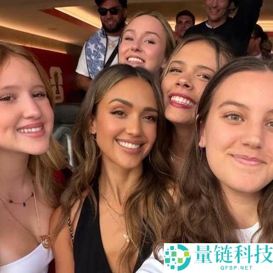 45岁杰西卡·阿尔芭现场观看美国队世界杯，宛如少女般青春活力