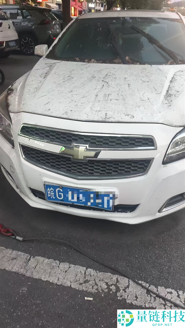 车主路边停放的车因长时间未动积满尘埃，竟被他人低价卖废铁获利5000元