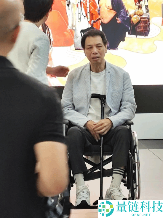 李健仁坐轮椅观影：早年中风导致半身不遂的如花演员