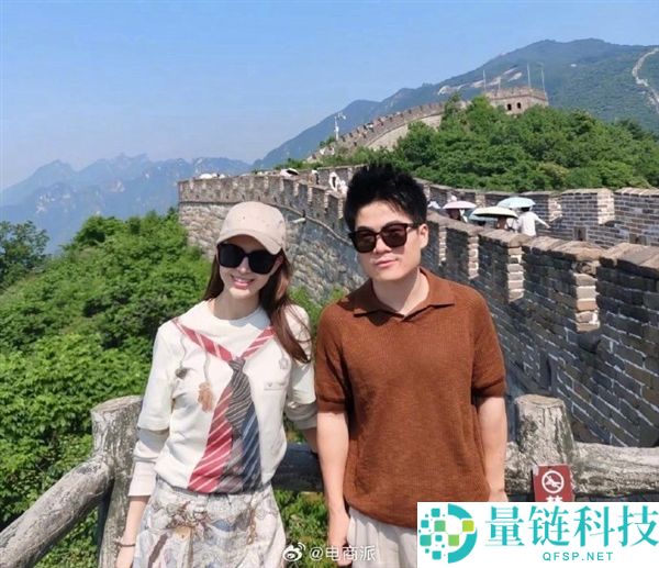 董宇辉与周杰伦合影曝光，携手昆凌游览长城
