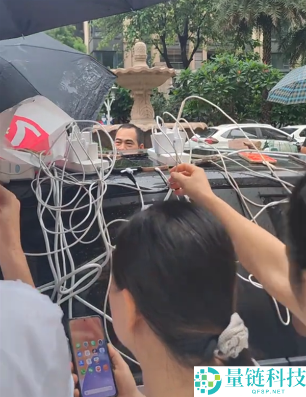 广西洪水停电，比亚迪电动车助力充电，车身插满手机充电器