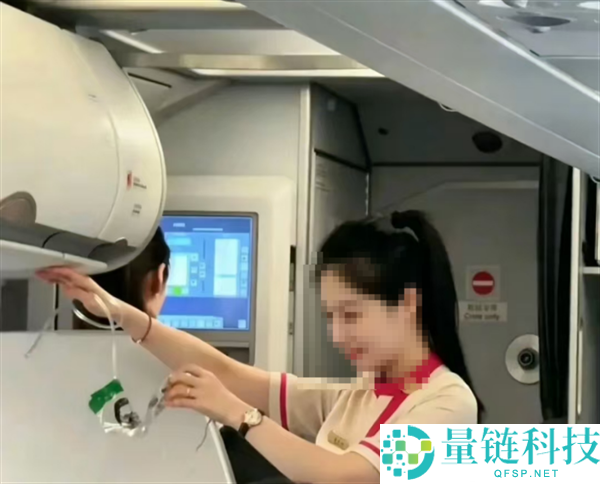 航司取消空姐盘发规定：马尾辫空姐惊艳乘客