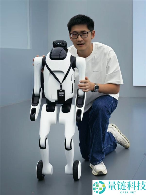 上纬新材发布全球首款可变形小型机器人启元T1，变形过程今日曝光