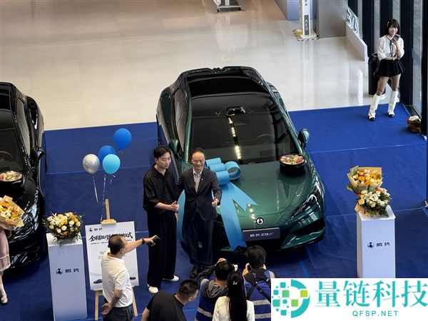 腾势汽车全球首批闪充车型在郑州站交付，车主告别加油站