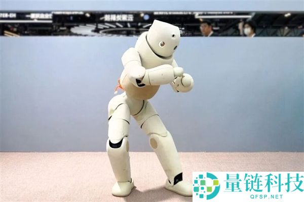 GR Nano桌面猫猫头机械人：主打情感陪伴，萌趣大眼睛引人注目