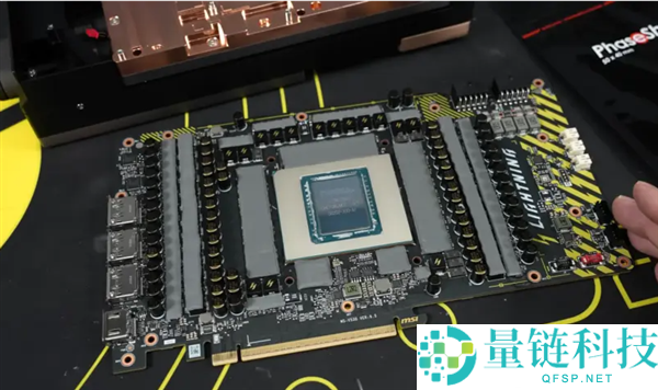 玩家改装微星闪电RTX 5090水冷，CPU满载800W温度仅53℃，显卡温度直降11℃