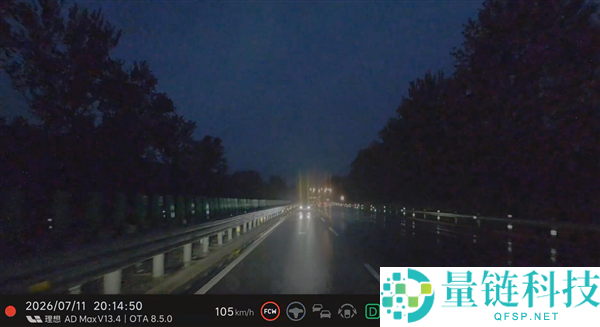 雨夜高速遭遇逆行车辆，车主怒斥博主揭露安全隐患