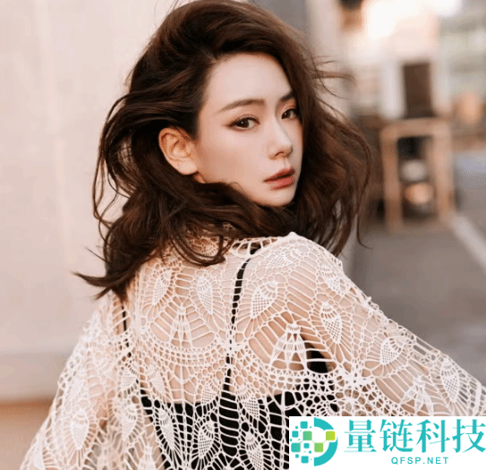 戚薇化身AI角色“韩清夏”，外型酷炫引发关注