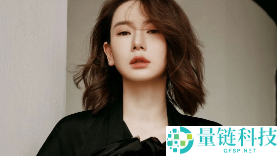 戚薇化身AI角色“韩清夏”，外型酷炫引发关注