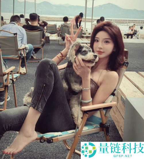 网友建议巴旦木与卢本伟离婚，巴旦木怒回应：我们从未争吵