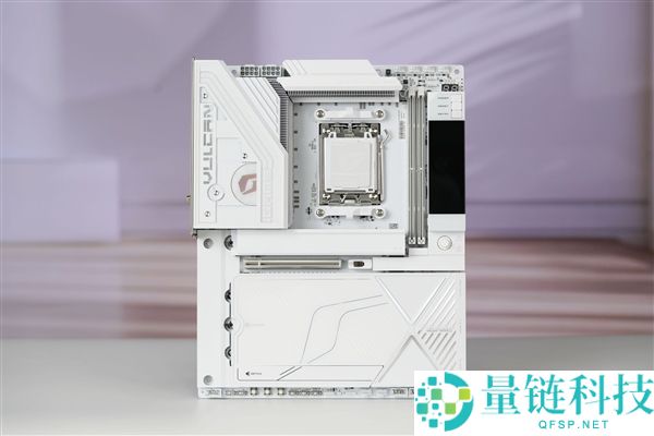“七彩虹iGame X870E白火神图赏：沉金+背钻工艺，专为AMD X3D处理器设计”