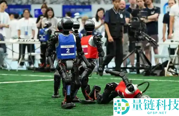 机械人400米初赛表现不佳：摔出火星与赛后解体现象分析
