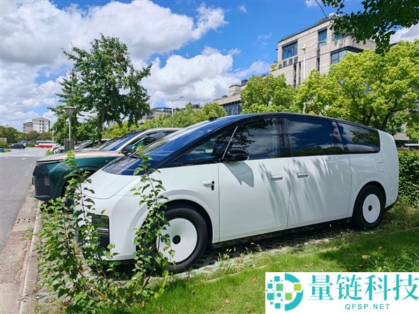 新一代抱负MEGA实车亮相：纯白大饼轮圈引人注目