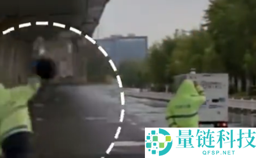 无人快递车闯入路政围挡，任务人员愤怒丢弃反光锥