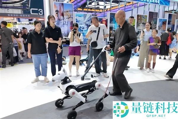 国内首款轮足式导盲犬发布：平地滑行与楼梯攀爬全能助手