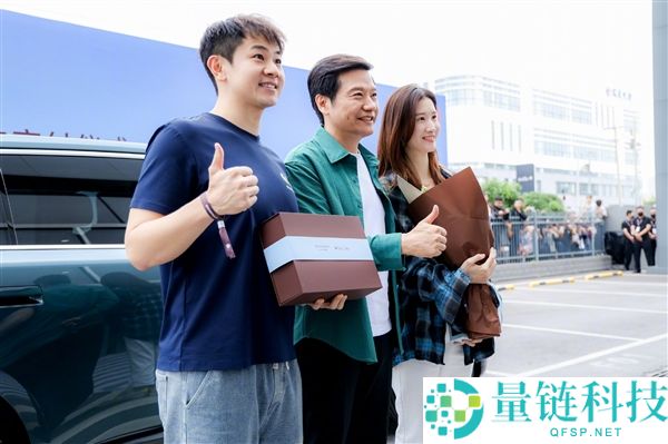雷军为小米澎湃首批车主开车门 现场人潮汹涌 观众高呼雷总