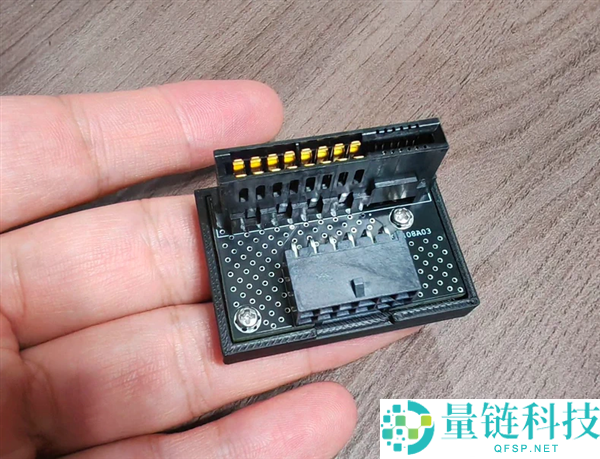 华硕RTX 5090双路供电破解，无需BTF主板也能实现800W供电解读