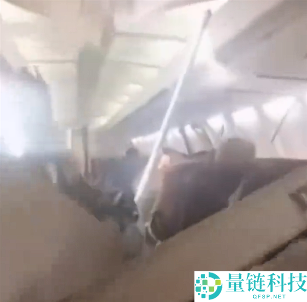 波音737起飞后剧震，乘客心思暗影有多大？天花板直接坠落事件揭秘