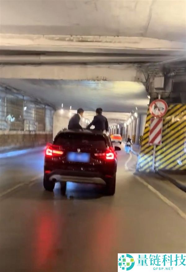 宝马车过隧道，两名8岁男孩探出天窗被罚200元，交警扣3分