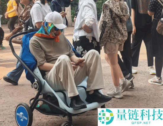著名演员陈建斌外型揭秘：“神人”曹操被放儿童车上是谁？