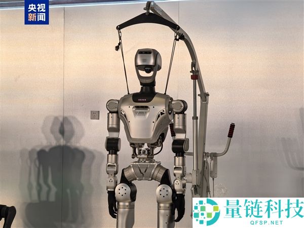 全球首款全国产化电子架构具身智能机器人亮相