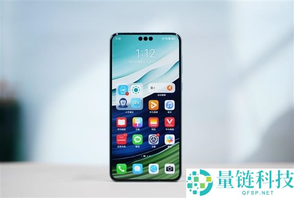 华为Mate 90系列正面外观曝光：独特三挖孔设计支持3D人脸识别