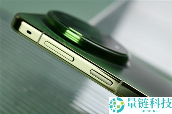 华为Mate 90 Pro Max典藏版评测：翡冷翠色彩惊艳与积木壳新玩法分析