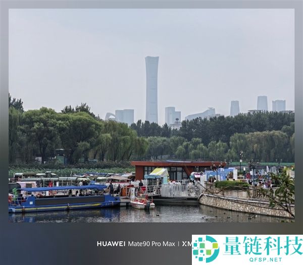 华为Mate 90 Pro Max典藏版评测：翡冷翠色彩惊艳与积木壳新玩法分析