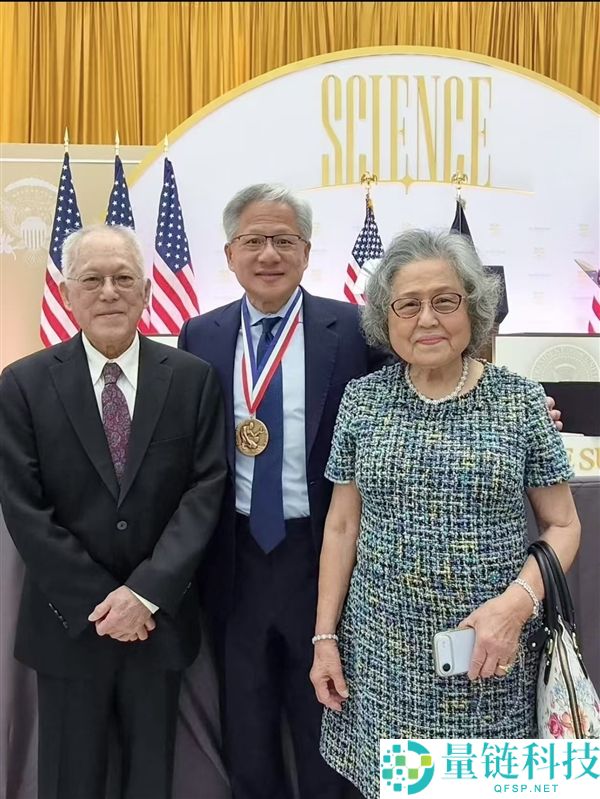 黄仁勋获国家科学奖章 家庭见证合影纪念